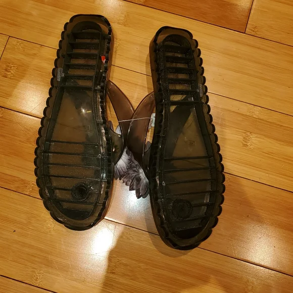 Slippers - Picture 2 of 3